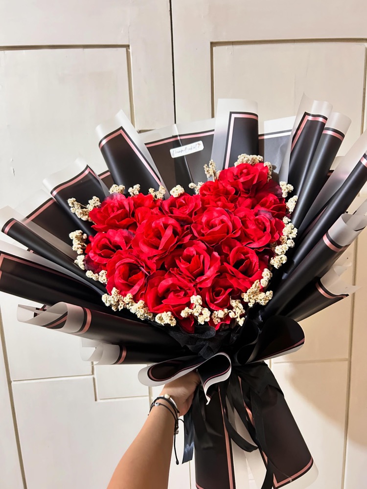 Always, merah hitam pasangan paling serasi wkwkw