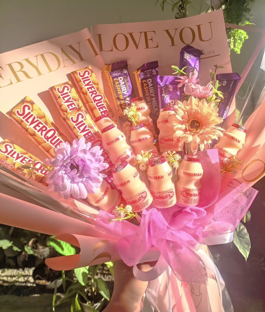 Buket Coklat Mix Yakult diluar ekspektasi jadinya cakepp bingitt