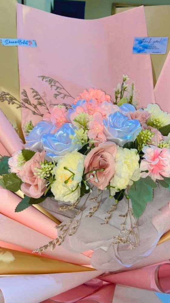 Masih Bertema RoseGold buket bunga JUMBO lagi ni guys hampir setengahnya mimin wkwkw Reque…