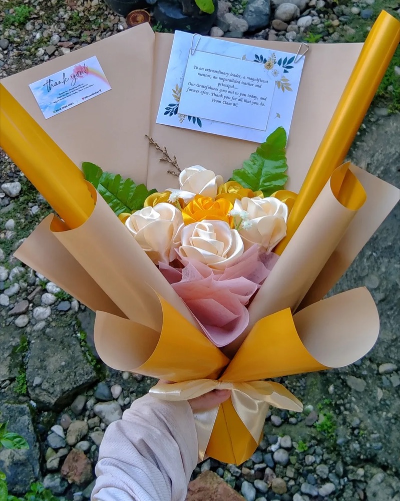 Edisi Buket bunga buat Guru tersayang. Siapa ajah ni yg walikelasnya pindah??