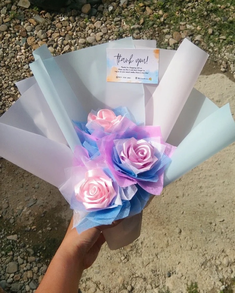 Buket small guys Geser buat contoh ukuran buket yahh Hope you like it guysss DM for reques…