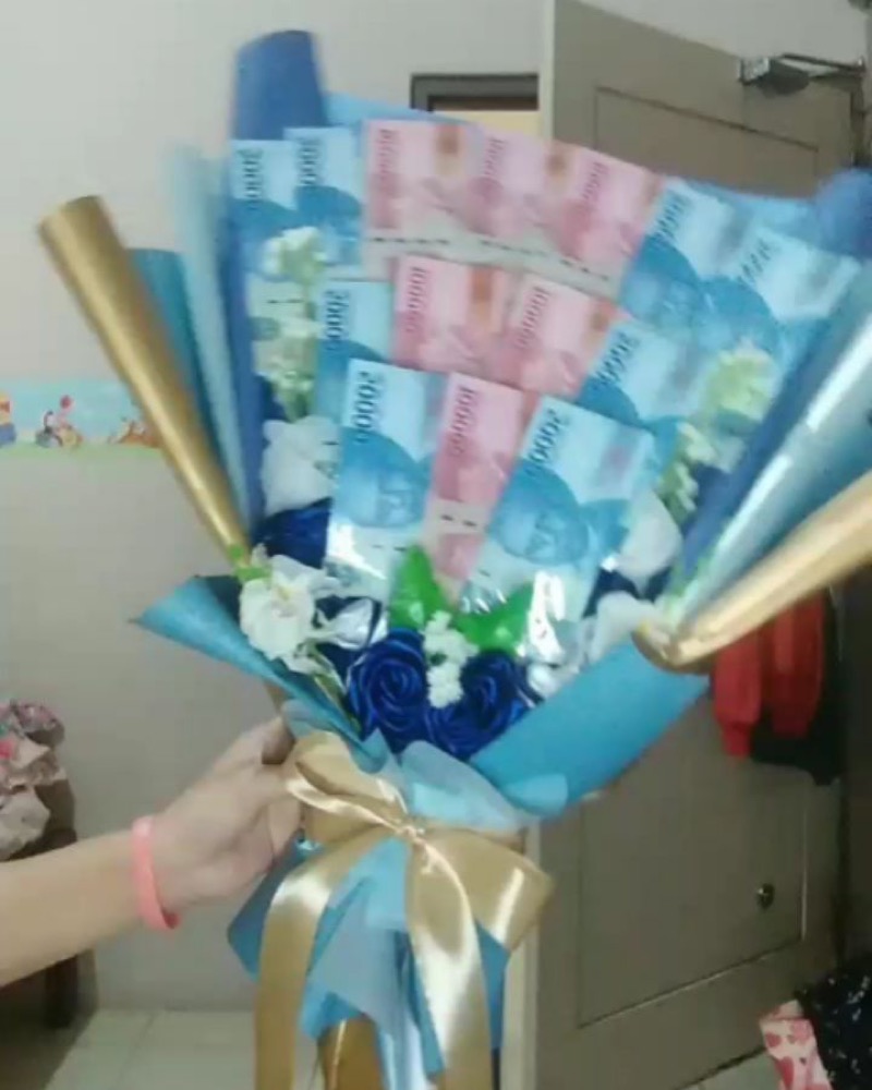 Buket sultan lagi guys wkwk hayoo siapa si yg gak bakal seneng kalo dikasih buket isinya b…