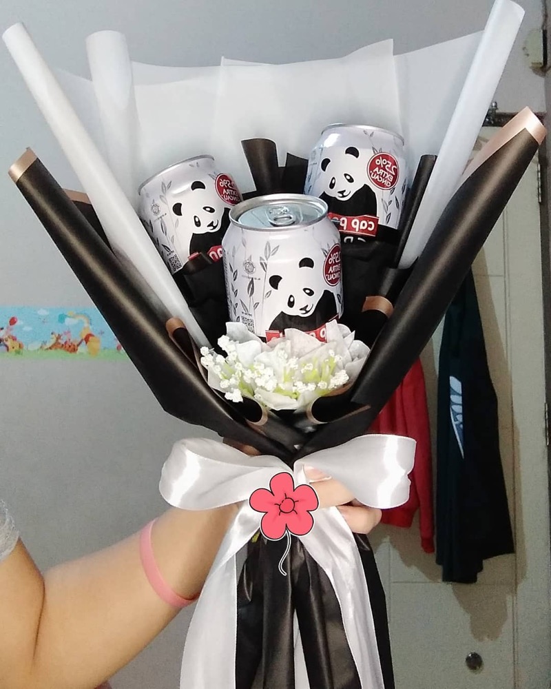 Biar gak keselek kalo di kasih buket snack doang mending Sekalian ditambah minumannya dong…