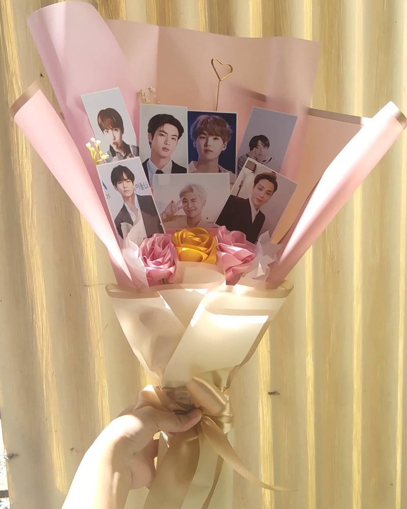Mana nii para army wkwk Yuk Buruan pesen buket foto bts bisa buat kado ulang tahun, wisuda…